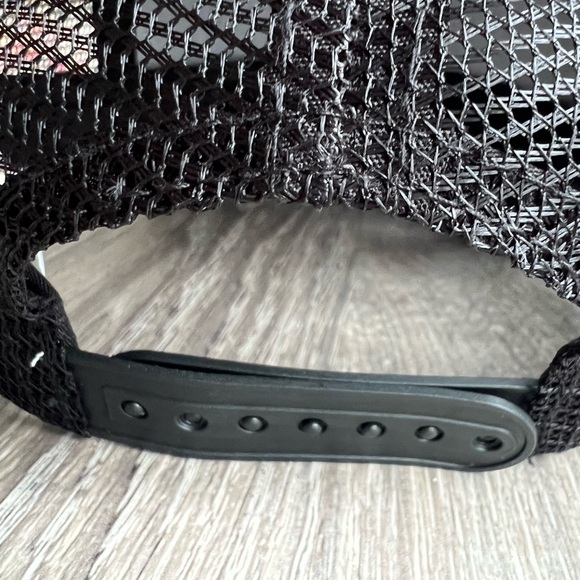 ALO YOGA District Trucker Hat Cap Black/white logo Women’s Mesh SnapBack - Picture 2 of 3